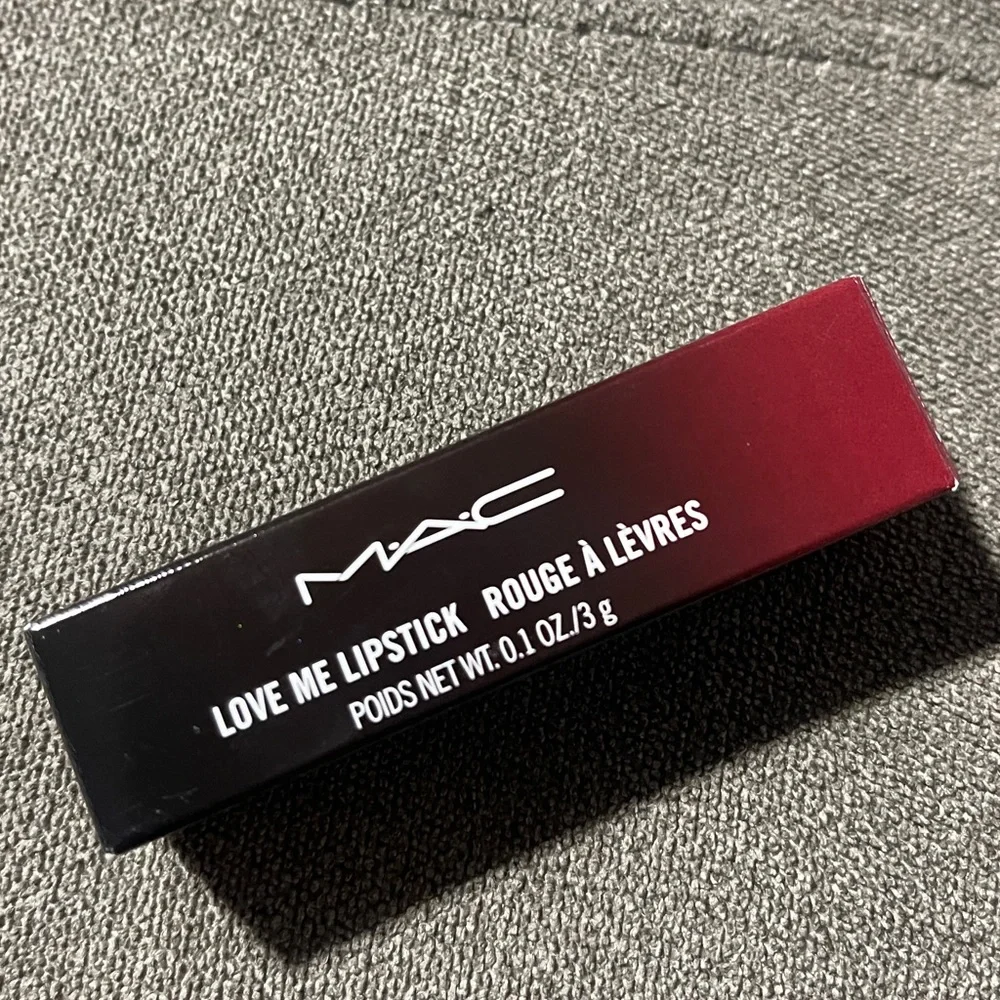 🥰🥰MAC Love Me Lipstick E for Effortless🥰🥰